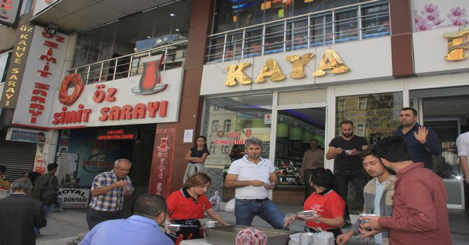 Öz Simit Sarayı bin kişiye aşure dağıttı!