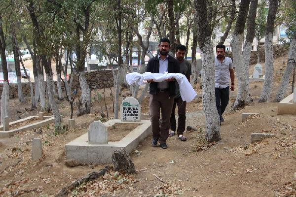 Hakkari'de 3 Aylık Bebeklerini Kaybeden Suriyeli Aile Doktorları Suçladı