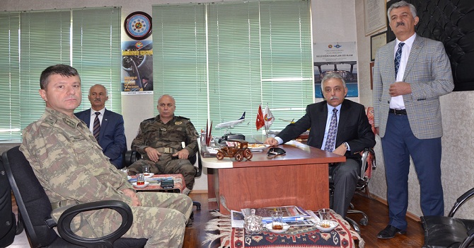 Vali Toprak saldırıya uğrayan Başkan Kahraman’ı ziyaret etti