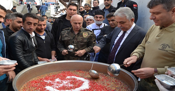 Hakkari'de 2 bin kişiye aşure ikramı yapıldı