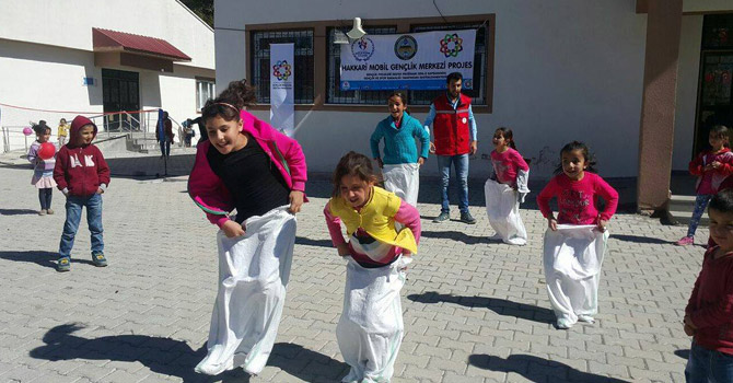 Hakkari li Çocuklar ve Gençler "Mobil Genclik Merkezi" ile eğlendi
