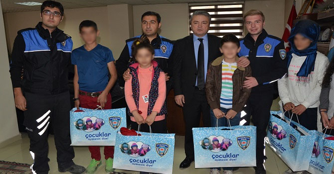 Hakkari'de  Öğrencilere mont ayakkabı yardımı