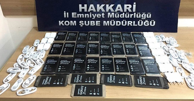 Hakkari'de çok sayıda kaçak telefon ele geçirildi