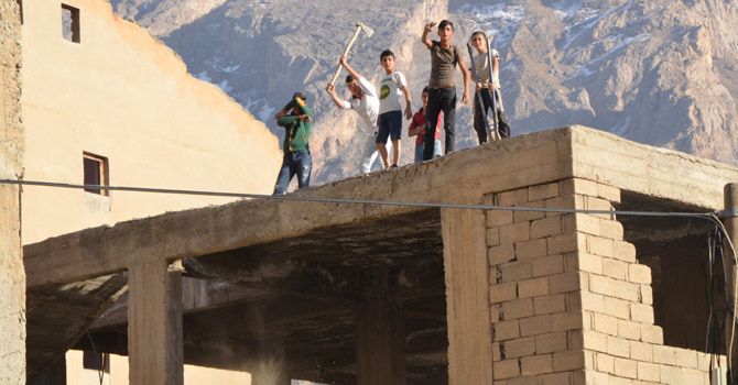 Hakkari’de boşaltılan binalar tehlike saçıyor