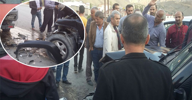 Hakkari'de iki araç kafa kaya çarpıştı: 2 yaralı