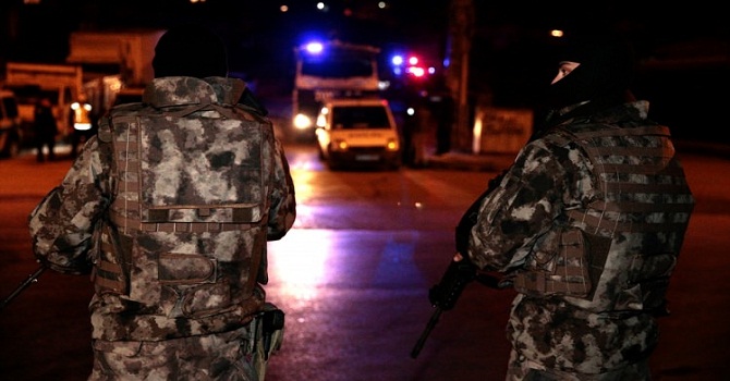 6 ilde ev baskınları: 14'ü kadın biri çocuk 34 kişi gözaltına alındı