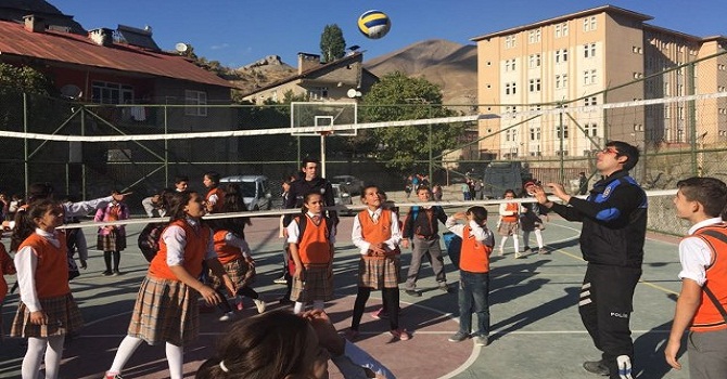 Hakkari'de Polis ekiplerin okul ziyaretleri sürüyor