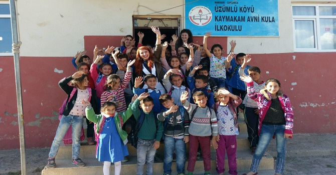 'Mucit Abla' Çukurca'da öğrencilere bilimi sevdirdi