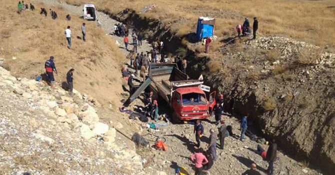 Yüksekova'da feci kaza: 66 kişi yaralandı