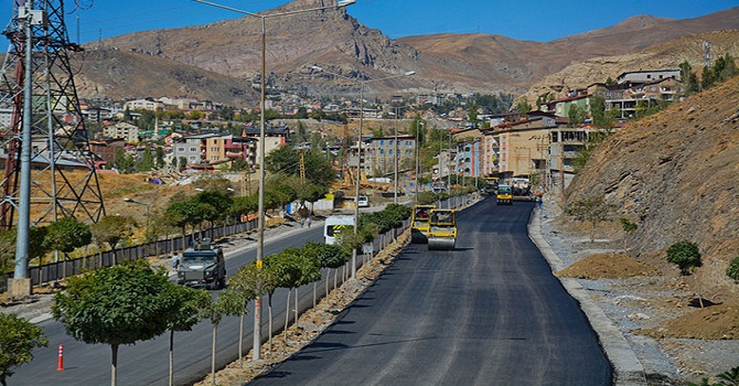 Hakkari-Van yoluna 2’inci kat asfaltı dökülmeye başlandı