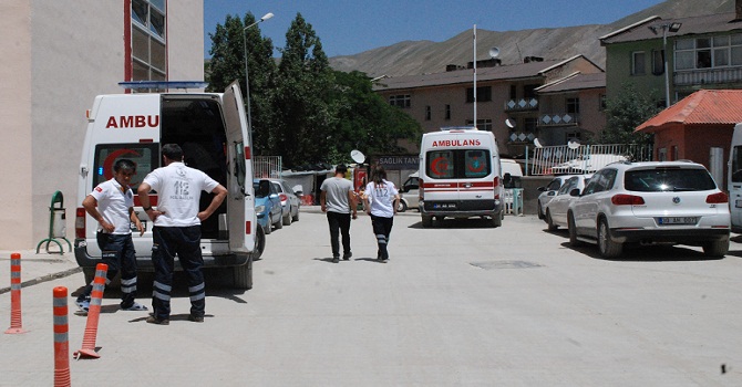 Çukurca'da askeri araç geçişi sırasında patlama