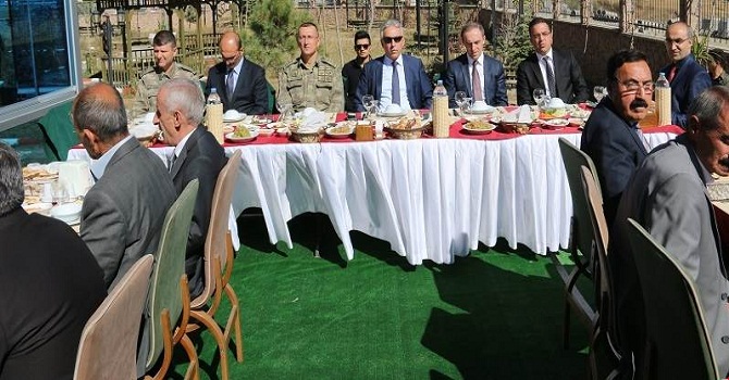 Hakkari'de Kanaat Önderleriyle toplantı