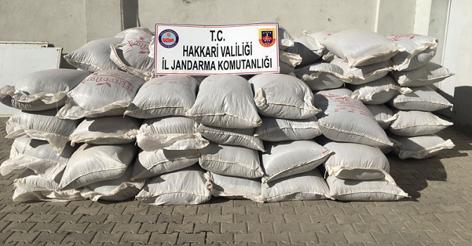 2 ton 972 kilo kaçak çay ele geçirildi: 2 gözaltı