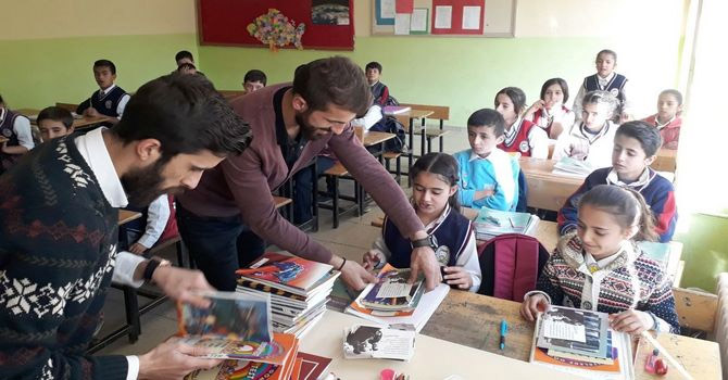 CHP’den Hakkarili öğrencilere kırtasiye desteği