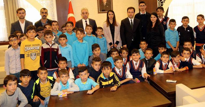 İstanbul gezisinden dönen öğrencilerden valiye ziyaret