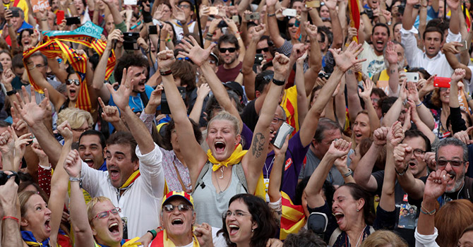 Katalonya parlamentosu bağımsızlık ilan etti