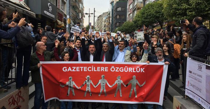 Dışarıdaki gazeteciler hapisteki gazeteciler için yürüdü