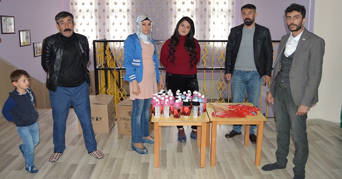 Minik Öğrencilere 15 Temmuz Temalı Hediye Dağıtıldı