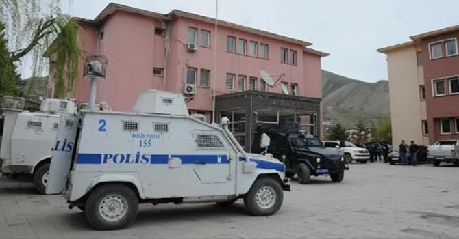 Hakkari'de ev baskınları: 10 kişi gözaltına alındı