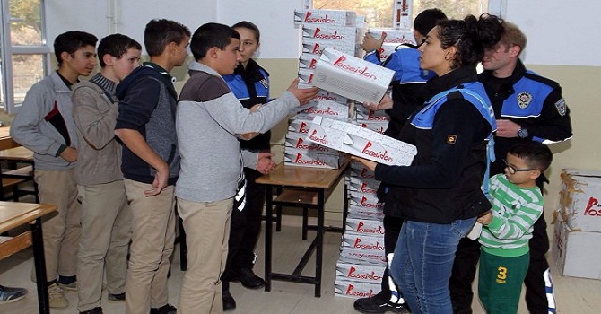 Hakkari Emniyet Müdürlüğü 200 öğrenciye bot dağıttı