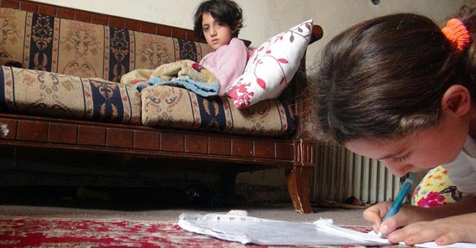 Hastalığı Yüzünden İkiziyle Birlikte Okula Gidemiyor