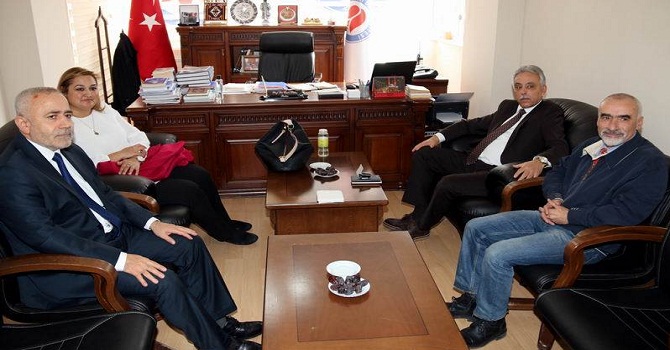 Vali Toprak, Rektör Pakiş'i makamında ziyaret etti