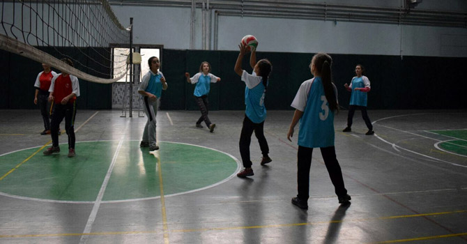 Köy okullarında okuyan kız öğrenciler sporla tanıştı