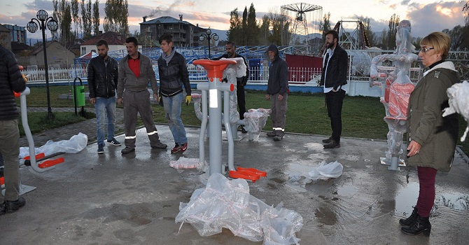 Yüksekova'da parklara ilk defa açık hava spor aletleri kuruldu