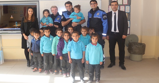 Hakkari'de 400 Öğrenciye mont ve kışlık bot verildi