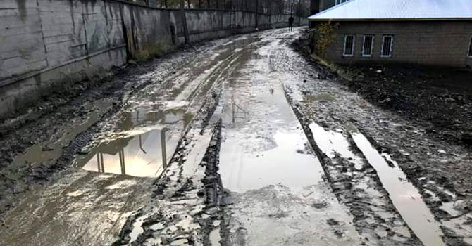 Hakkari'de mahalle yolları çamurdan geçilmiyor