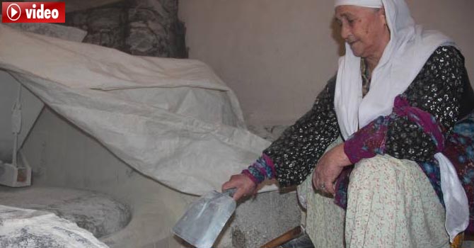 Hakkari'de tarihi taş değirmeni hem işletiyor hem de koruyor