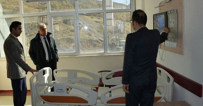 Vali Toprak yeni Şemdinli Devlet Hastanesini inceledi