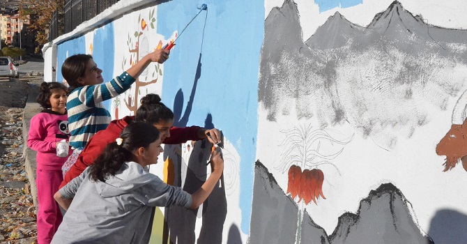 Hakkari'deki Okulun Duvarlarını Rengarenk Yaptılar