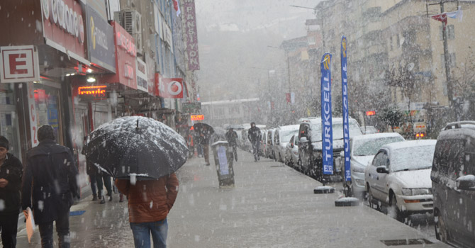 Hakkari'de mevsimin ilk karı yağdı