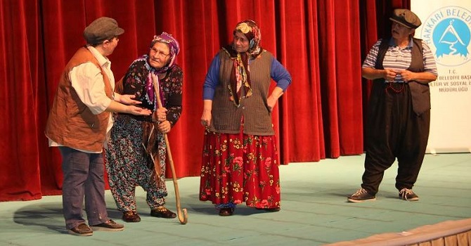 Hakkari'de "Baba Ben Geldim" adlı tiyatro oyununu sahneledi