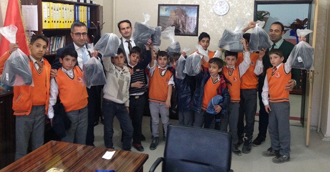 HATSO, Hakkari'de 600 Öğrenciye kışlık bot dağıttı