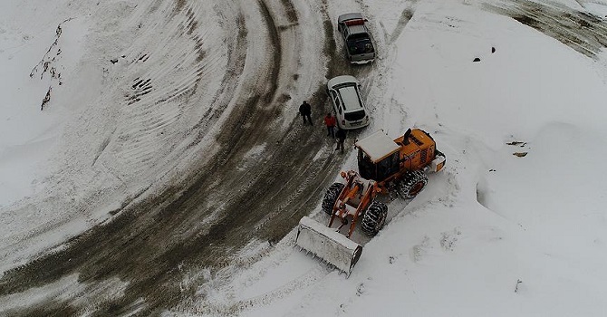 Van'da 348 yerleşim yolu ulaşıma kapandı! Okul tatil edildi