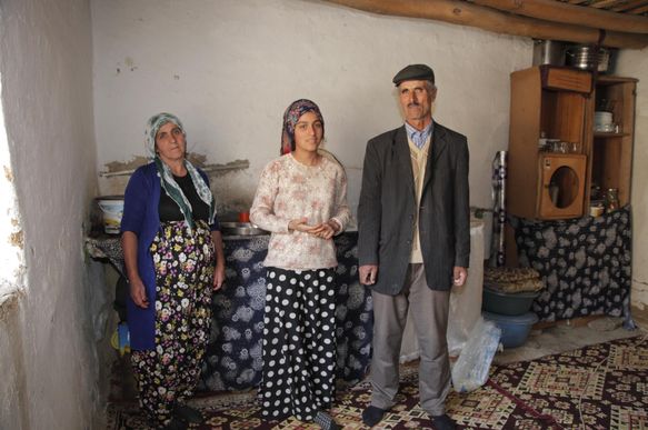 Hakkari'de Harabe Evde Yaşayan Aileye Vali Sahip Çıktı