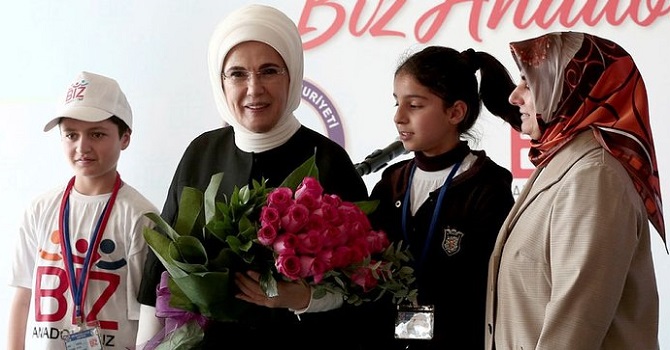 Emine Erdoğan, Hakkarili Çocuklarla Buluştu