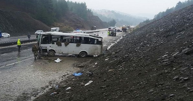 Askeri araç devrildi: 14’ü asker 16 yaralı