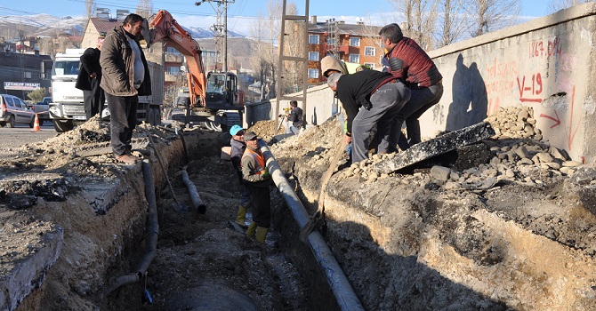 Yüksekova'da içme suyu şebekesi hasar gördü