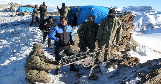 Hakkari Emniyet il Müdürü Dilberoğlu'ndan Buzul Dağı'ndaki askerlere Ziyaret