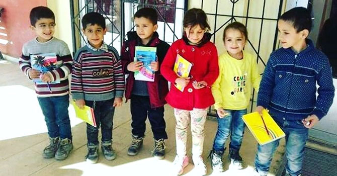 Şemdinli'de 500 öğrenciye giyim ve kırtasiye yardımı