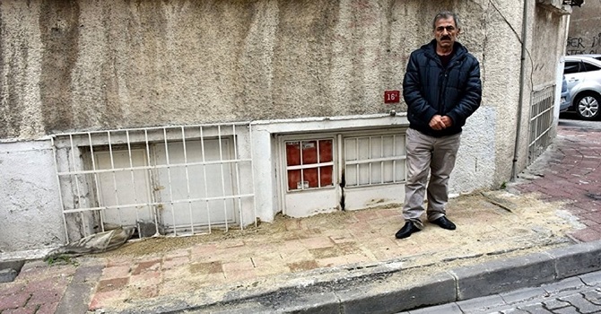 Belediye, kapısına kaldırım ördü: Evine giremiyor