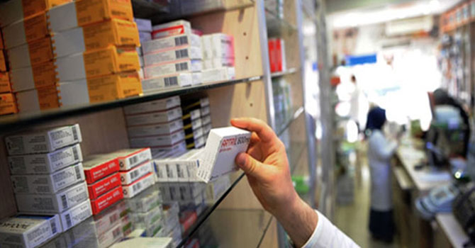 'Eczacılar bırakın satacak, kendilerine maske bulamıyor'