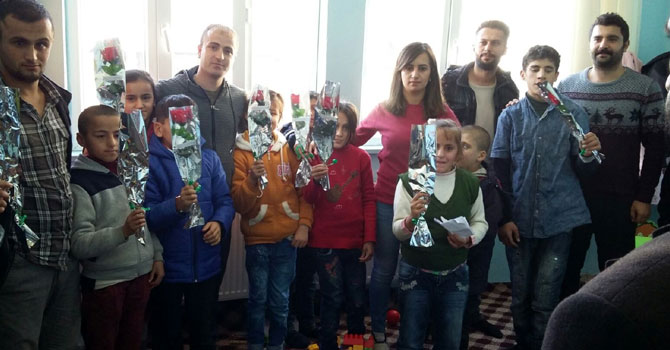 Hakkari Gençlik ve Engelli Derneği esnafa gül dağıttı