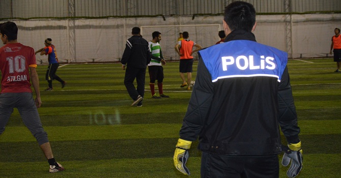 Hakkari polisi, öğrencilerle halı saha maçı yaptı