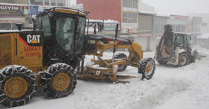 Başkale Belediyesi’nin Kar Mesaisi Başladı...Okullar tatil edildi