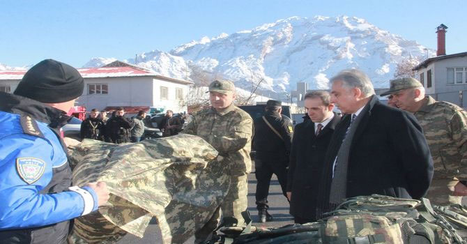 Hakkari'de güvenlik korucularına malzeme desteği
