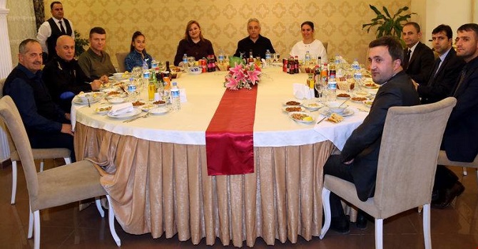 Hakkari'de Tayini çıkan Op. Dr. Seda Baştürk'e veda yemeği